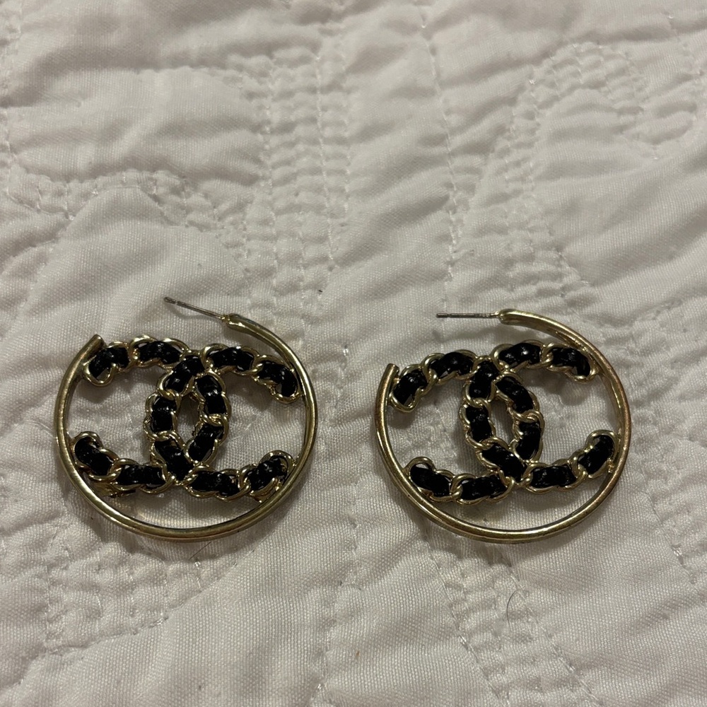 CHANEL Gold and Black Logo Earrings vintage - Picture 1 of 1